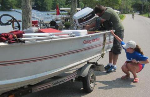 A lake host checks a boat for aquatic invasives.